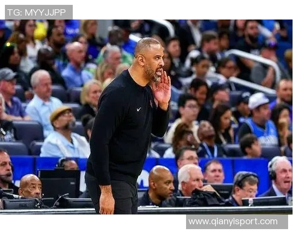 媒体人分析谢泼德与队友共同蹲底角的战术选择与出手权分配问题