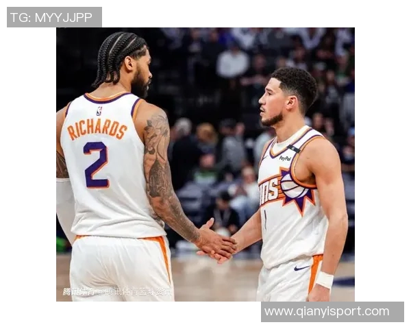 布克与中文布克合影互动投篮视频引发球迷热议