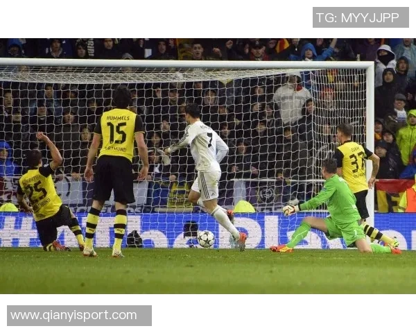 多特蒙德半场领先斯图加特埃姆雷詹点球破门拜尔补射得分